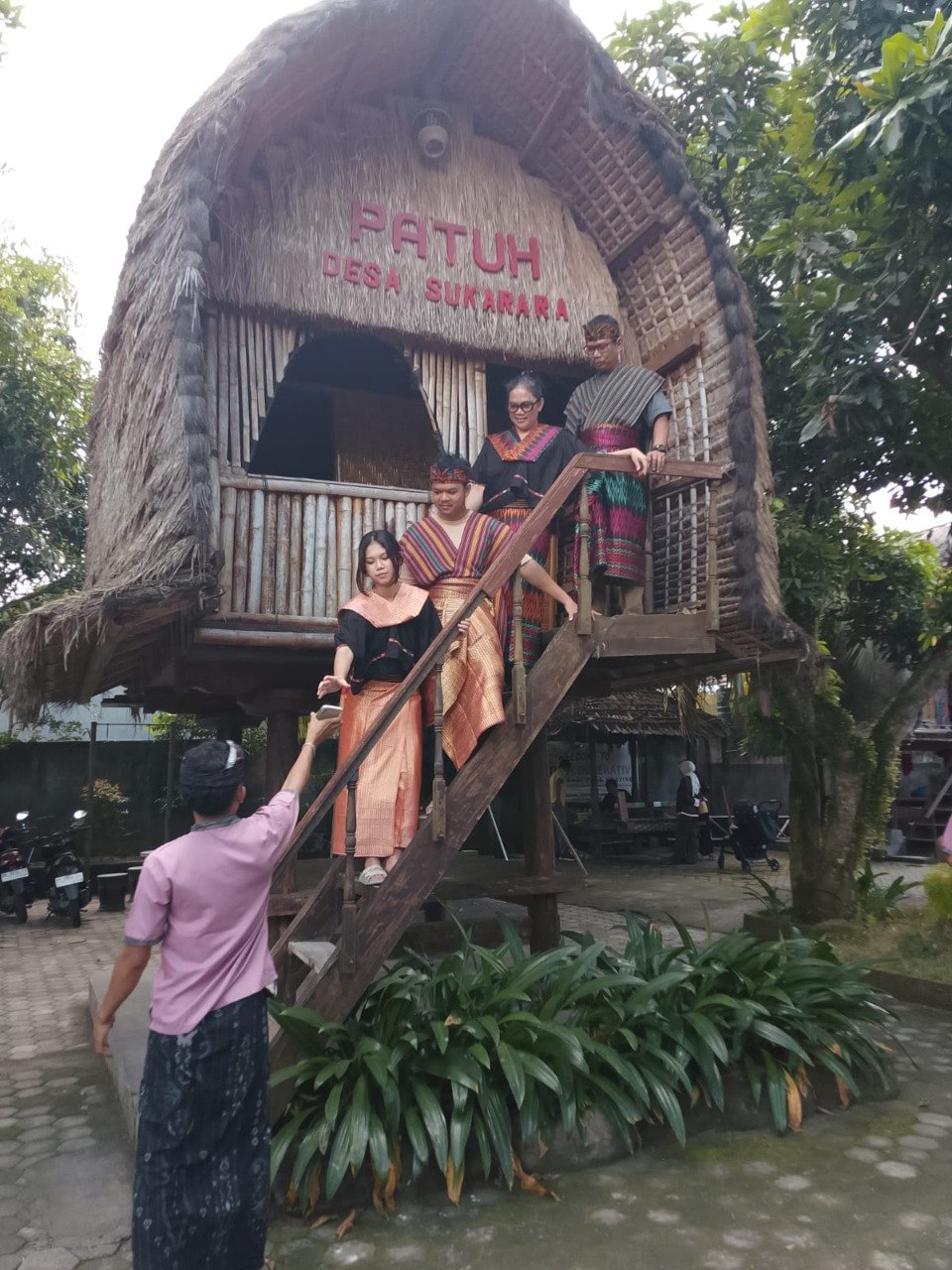 Tamu memakai pakaian adat Lombok