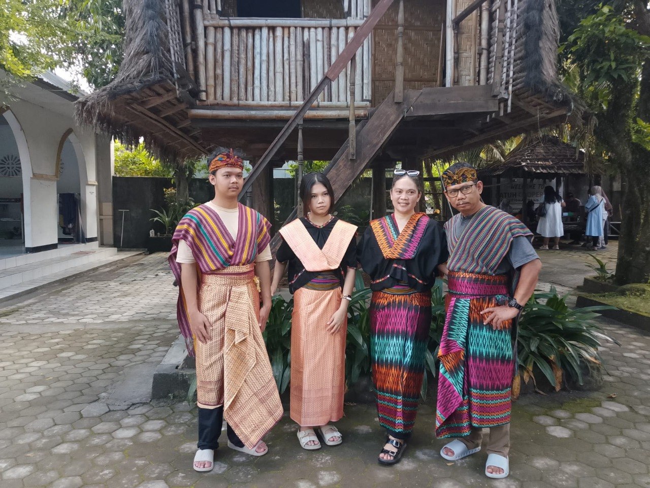 Foto keluarga dengan pakaian adat Lombok